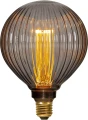 Dekoracyjna żarówka LED filament E27 z ryflowaną kulistą bańką z przydymionego szkła emitująca ciepłe białe światło.