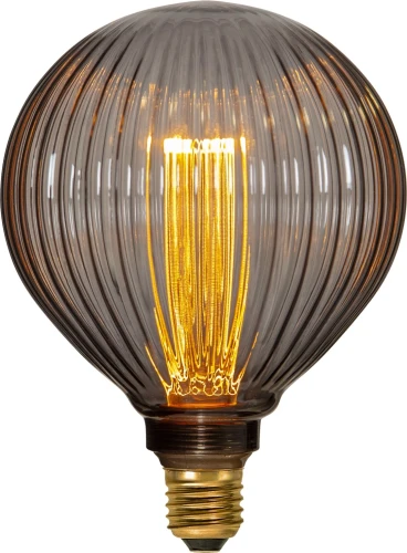 Dekoracyjna żarówka LED filament E27 z ryflowaną kulistą bańką z przydymionego szkła emitująca ciepłe białe światło.