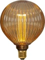 Dekoracyjna żarówka LED filament w kulistej bańce z ryflowanego bursztynowego szkła i gwintem E27 emitująca ciepłe białe światło.