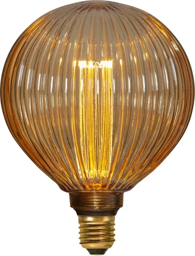 Dekoracyjna żarówka LED filament w kulistej bańce z ryflowanego bursztynowego szkła i gwintem E27 emitująca ciepłe białe światło.