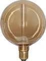 Dekoracyjna żarówka LED filament E27 w kulistej bursztynowej bańce z widocznym pionowym filamentem na jasnym tle.