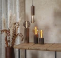 Aranżacja lamp stołowych i wiszącej lampy z dekoracyjnymi żarówkami LED filament w różnych kształtach bursztynowych i przydymionych bańkach.