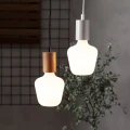 Żarówka LED E27 w nowoczesnej oprawie wiszącej, matowy klosz i ciepłe światło tworzące przytulną atmosferę pomieszczenia.