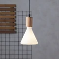 Żarówka LED E27 w kształcie stożka w aranżacji wiszącej, elegancka forma i subtelne światło idealne do nowoczesnych wnętrz.