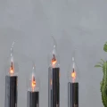 Świecznik elektryczny z żarówkami LED płomyk, ciepłe migoczące światło tworzące przytulny nastrój w aranżacji wnętrza.