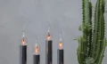 Świecznik elektryczny z żarówkami LED płomyk, ciepłe migoczące światło tworzące przytulny nastrój w aranżacji wnętrza.