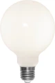 Żarówka LED E27 G95 mleczna, duża kulista bańka, jednolite rozproszone światło, zdjęcie produktowe na białym tle.