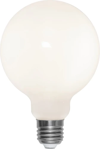 Żarówka LED E27 G95 mleczna, duża kulista bańka, jednolite rozproszone światło, zdjęcie produktowe na białym tle.