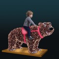 Niedźwiedź Brunatny 3D LED o wysokości 1,5 m i długości 2,6 m z 640 punktami świetlnymi. Dekoracja świąteczna z efektem migoczących diod, stworzona jako atrakcja do sesji zdjęciowych.