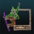 Kolorowa iluminacja świąteczna z dynamiczną sylwetką snowboardzisty i prostokątną ramą LED do robienia zdjęć, z miejscem na personalizowany napis i detalami w żywych barwach fioletu, zieleni i pomarańczu.