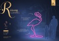 Flaming LED dekoracyjny fotopunkt w formie ptaka z różowym neonowym podświetleniem liniowym, instalacja parkowa do zdjęć w przestrzeni miejskiej, przyciągająca uwagę nowoczesną formą i intensywnym światłem. ID 144065.
