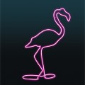 Dekoracja świetlna LED w formie flaminga na ciemnym tle, minimalistyczny fotopunkt z liniowym konturem LED neon, przeznaczony do parków, przestrzeni miejskich i instalacji plenerowych.