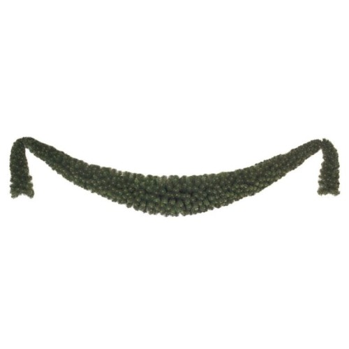 Zielona girlanda cukierek z gęstym sztucznym igliwiem o naturalnym wyglądzie, zaprezentowana na białym tle, idealna do tworzenia świątecznych dekoracji w domu i na zewnątrz.