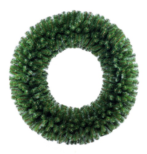 Klasyczny wieniec z gęstych, zielonych gałązek świerkowych na białym tle – ponadczasowa ozdoba świąteczna o naturalnym charakterze.