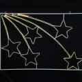 Świetlna dekoracja LED z pięcioma gwiazdkami, których ciepłe światło tworzy łagodny, dekoracyjny motyw. Całość prezentuje się elegancko na aluminiowym stelażu na ciemnym tle.