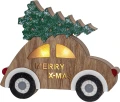 Drewniane świąteczne autko z choinką na dachu, napisem MERRY X-MAS i podświetlanymi oknami LED, pokazane na białym tle jako przytulna dekoracja bożonarodzeniowa do salonu lub pokoju dziecka.