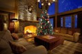 Choinka HANA udekorowana bombkami i lampkami LED, ustawiona w salonie z kominkiem, w przytulnym, górskim wnętrzu.
