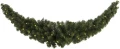 Zielona, gęsta girlanda z iglastymi gałązkami i ciepłymi lampkami LED ułożona na białym tle w formie szerokiego łuku.