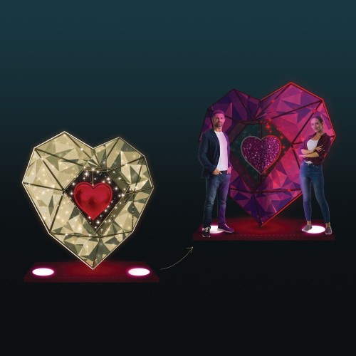 Lodowe serce 3D z geometrycznych paneli, podświetlane liniowym LED neon, z czerwonym sercem w centrum. Dekoracja ustawiona na podstawie, przeznaczona do iluminacji miejskich i walentynkowych aranżacji plenerowych.