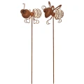 Dwie solarne dekoracje ogrodowe na metalowych prętach w kształcie mrówki i muchy. Ozdobne detale i wbudowane źródło światła tworzą subtelny, dekoracyjny efekt w ogrodzie lub na tarasie po zmroku.