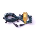 Zielona girlanda ogrodowa z gniazdami E27 i żarówką LED T45 2,8W 2200K z serii Decoled Amber. Żarówka o spiralnym żarniku i bursztynowym szkle emituje ciepłe światło.