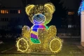 Iluminacja Miś w szaliku 3D przedstawiona w całości – imponująca figura LED o wysokości 3,5 m z bajkowym blaskiem i wielobarwnym szalikiem, idealna do świątecznych sesji zdjęciowych.