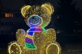 Iluminacja Miś w szaliku 3D przedstawiona w całości – imponująca figura LED o wysokości 3,5 m z bajkowym blaskiem i wielobarwnym szalikiem, idealna do świątecznych sesji zdjęciowych.