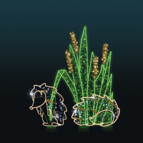 Dekoracyjna kompozycja dwóch jeży LED wśród podświetlonych trzcin na ciemnym tle, świetlne kontury i błyszczące detale tworzą efektowną iluminację parkową idealną do aranżacji miejskich, świątecznych i sesji zdjęciowych.