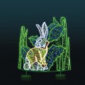 Dekoracja świetlna LED z zającem na ciemnym tle, nowoczesny fotopunkt z podświetlanymi elementami natury i liniowym oświetleniem, przeznaczony do parków, przestrzeni miejskich i instalacji plenerowych.