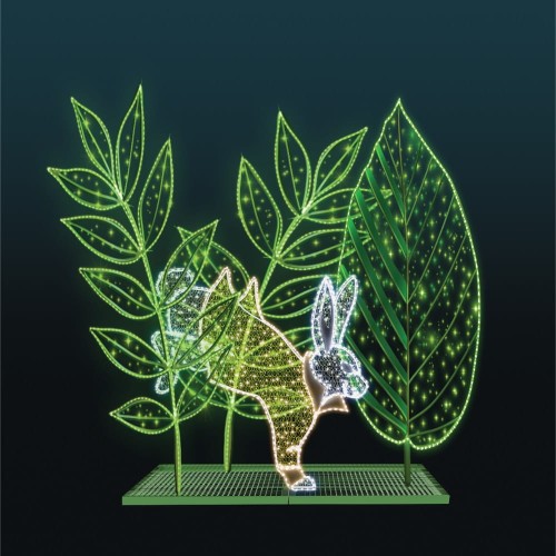 Dekoracja świetlna przedstawiająca sylwetkę zająca otoczonego dużymi, podświetlanymi liśćmi, utrzymana w zielono-białej kolorystyce z subtelnym efektem migotania, przeznaczona do iluminacji sezonowych i aranżacji przestrzeni publicznych.