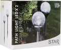 Opakowanie zestawu dwóch solarnych lamp ogrodowych LED z kulami o efekcie spękanego szkła, dekoracyjne oświetlenie zewnętrzne marki Star Trading do ścieżek i ogrodu.