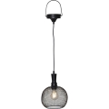 Solarna lampa ogrodowa LED z czarną ażurową osłoną i widoczną żarówką, wiszący model z przewodem i okrągłym uchwytem u góry, dekoracyjne oświetlenie zewnętrzne do ogrodu, na taras i balkon.