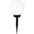 Lampa solarna ogrodowa w kształcie białej kuli na czarnym słupku z grotem do montażu w ziemi, przeznaczona do oświetlenia ścieżek i rabat.