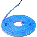 Elastyczny płaski wąż LED w kolorze niebieskim, zwinięty w krąg, z widocznym przewodem zasilającym.