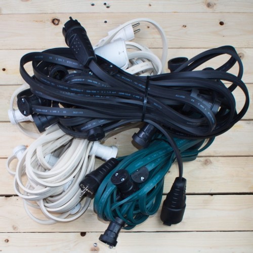 Girlandy świetlne w trzech wariantach kolorystycznych: czarne, białe i zielone. Każda girlanda posiada zintegrowane oprawki E27 oraz wtyczki i gniazda do łączenia segmentów.