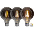Trzy dekoracyjne żarówki LED E27 G95 z przydymionym szkłem prezentujące trzy poziomy jasności światła, funkcja 3-Step Memory.