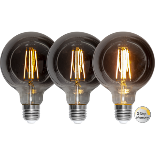 Trzy dekoracyjne żarówki LED E27 G95 z przydymionym szkłem prezentujące trzy poziomy jasności światła, funkcja 3-Step Memory.