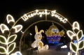 Brama Wielkanocna 3D LED z podświetlanym napisem „Wesołych Świąt”, motyw liści i pisanki, dekoracja świetlna do przestrzeni miejskich i galerii handlowych, instalacja do sesji zdjęciowych.