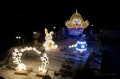 Panoramiczna aranżacja wielkanocnych iluminacji 3D LED: brama z napisem, królik, kurczak w jajku oraz kolorowa pisanka, dekoracje plenerowe do hoteli i przestrzeni miejskich nocą.