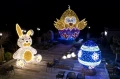 Zbliżenie iluminacji 3D LED przedstawiającej zająca wielkanocnego oraz kurczaka w skorupce, dekoracje plenerowe o ciepłej barwie światła.