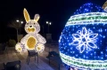 Detal iluminacji 3D LED w kształcie zająca wielkanocnego, widoczna struktura punktów świetlnych oraz żółte akcenty uszu i brzuszka.
