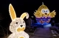 Wielkanocna aranżacja świetlna z kurczakiem 3D LED, pisanką 3D oraz podświetlanym zającem, dekoracje plenerowe EKO LED w przestrzeni miejskiej po zmroku.
