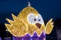 Zając 3D LED oraz kurczak 3D LED w wielkanocnej aranżacji plenerowej, podświetlane dekoracje świetlne ustawione na tarasie z widokiem nocnym.