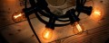 Girlanda ogrodowa z żarówkami LED Filament G45 1,5W, ciepłe dekoracyjne światło 2100K, montaż na drewnianej belce w aranżacji plenerowej.