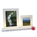 Podświetlana ramka LED FUGA z obrazkiem wodospadu i krajobrazu górskiego, dekoracja stołowa z napisem Bless this house with friends and laughter.