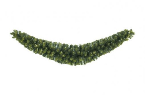 Girlanda świąteczna typu księżyc ze sztucznym, gęstym igliwiem świerkowym, ułożona na białym tle; dekoracja idealna do przytulnych aranżacji bożonarodzeniowych w domu i przestrzeniach komercyjnych.