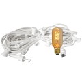 Biała girlanda ogrodowa z gniazdami E27 i żarówką LED T45 2,8W 2200K z serii Decoled Amber. Żarówka o spiralnym żarniku i bursztynowym szkle emituje ciepłe światło.
