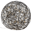 Czarna dekoracyjna kula LED z cienkiego drutu na białym tle. Wewnątrz widoczne drobne punkty ciepłego światła oraz przewód zasilający, podkreślające ażurową strukturę i formę lampy.