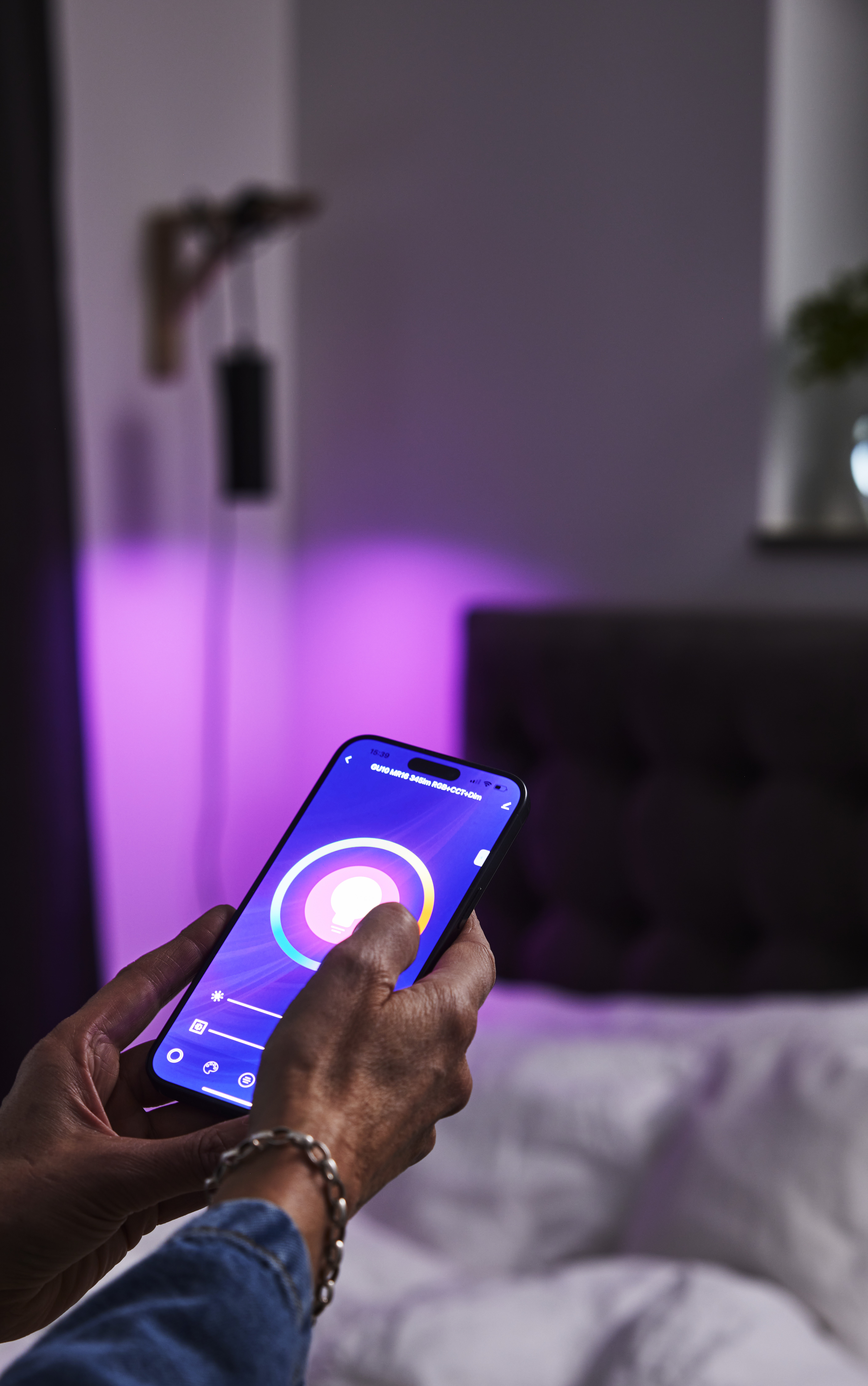 Sterowanie żarówką smart za pomocą aplikacji Smart Life