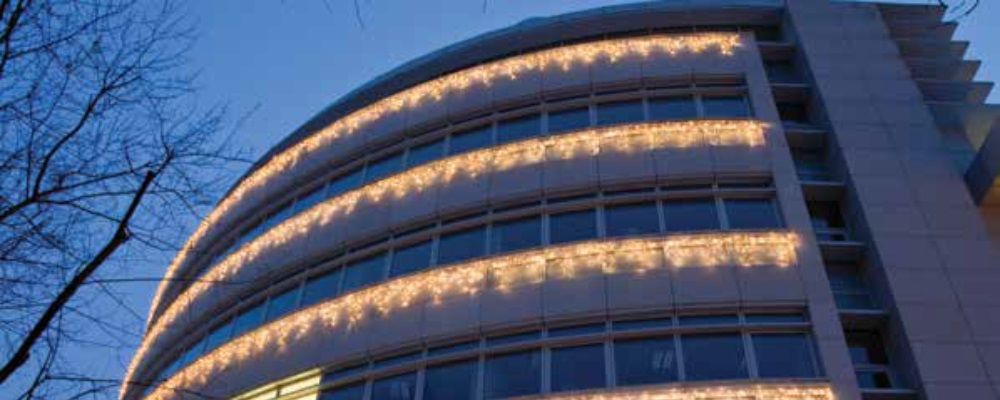 Budynek biurowy z iluminacją LED typu sople – światło białe ciepłe z błyskiem, profesjonalna kurtyna IP65.